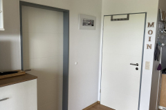 Wohnraum mit Tür zum Abstellraum / Bad / FLur / Ausgang